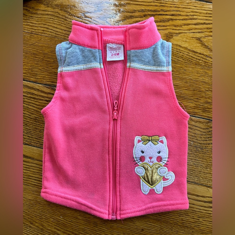 5/$25🦋 Mon Petit infant girl fleece vest.  Pink w/kitty. Zip front, size 24 mo.